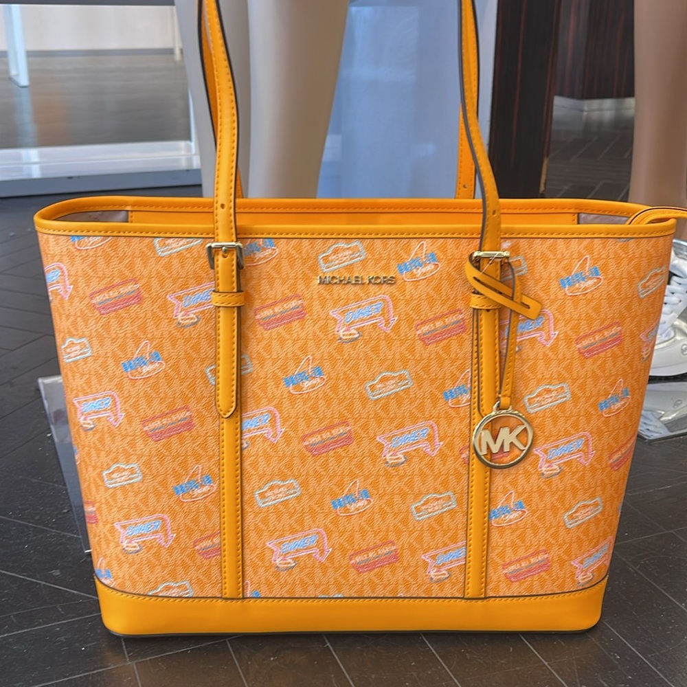 MICHAEL KORS Jet Set Large Printed Signature Logo Shoulder Tote Bag
POP ORANGE - Picture 14 of 16